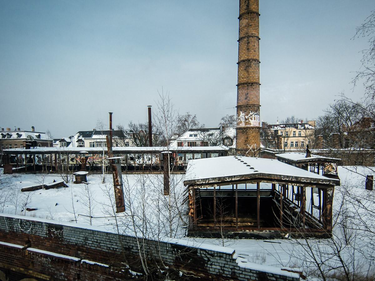 Ein verlassenes Industriegebäude im Schnee