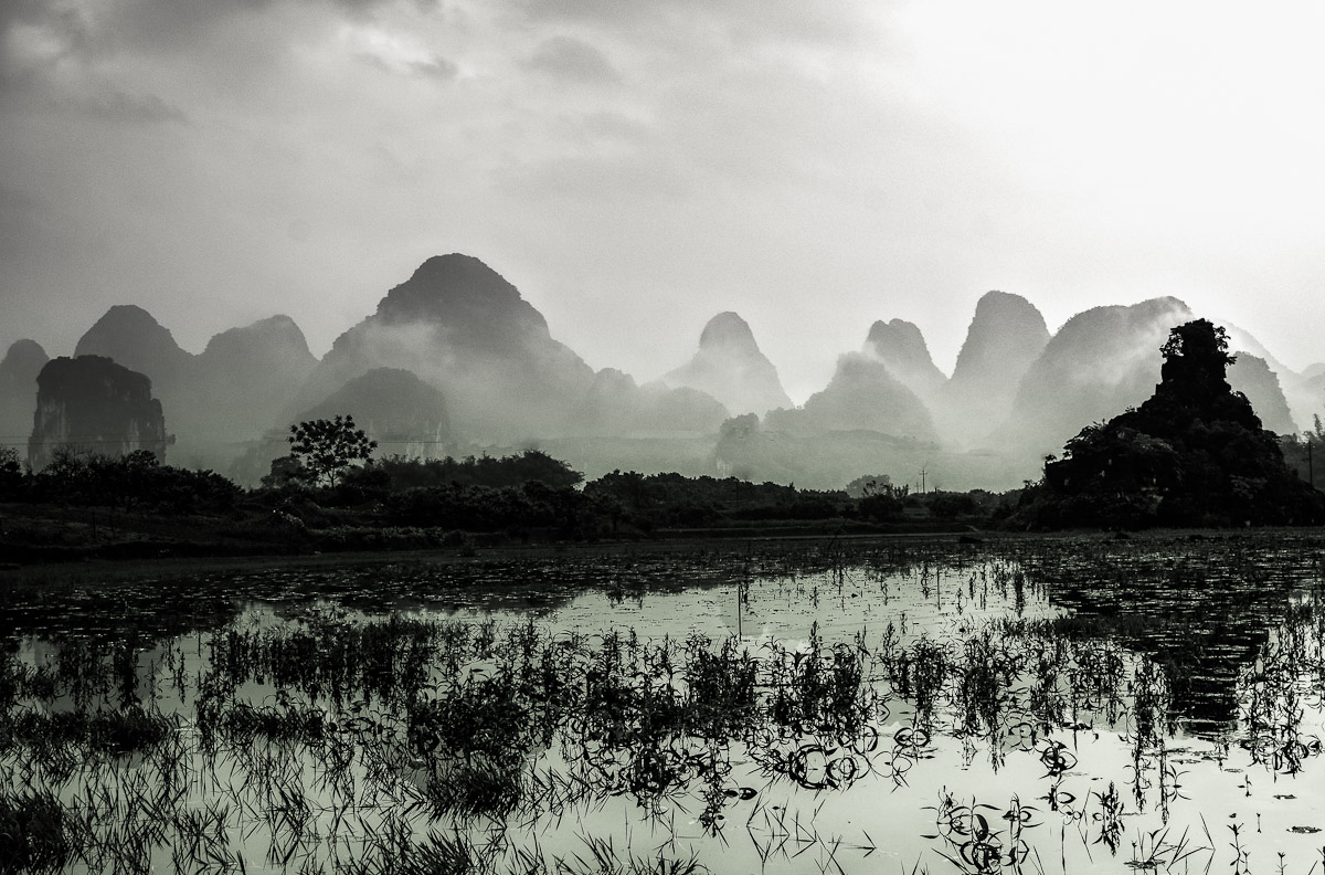 Nebel über einer Karstlandschaft bei Yangshuo